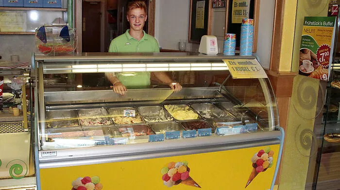 Bei den Gästen der Bäckerei Hütter in Jennersdorf stehen heuer Cookie und Haselnuss hoch im Kurs, wie Eisverkäufer Erik Hafnerweiß
