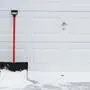 Eine Schneeschaufel war die Tatwaffe in dem hitzigen Streit der beiden Frauen (Sujetfoto)
