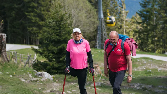 Sigrun Passelat erklomm den Schöckl, ihr Mann Roland sicherte sie den ganzen Weg über