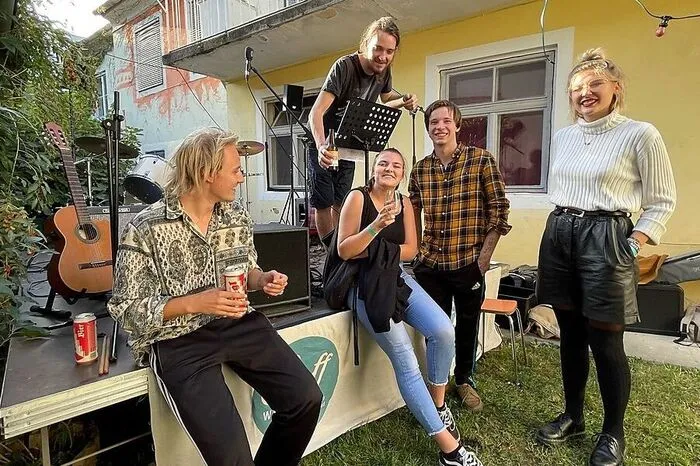 Im Hinterhof ihres Geschäftes in der Ungerstraße in Feldbach feierten sie ihren fünften Geburtstag. Die musikalische Untermalung kam von Clemens Cwikl and Friends sowie Molly &amp; the Men.