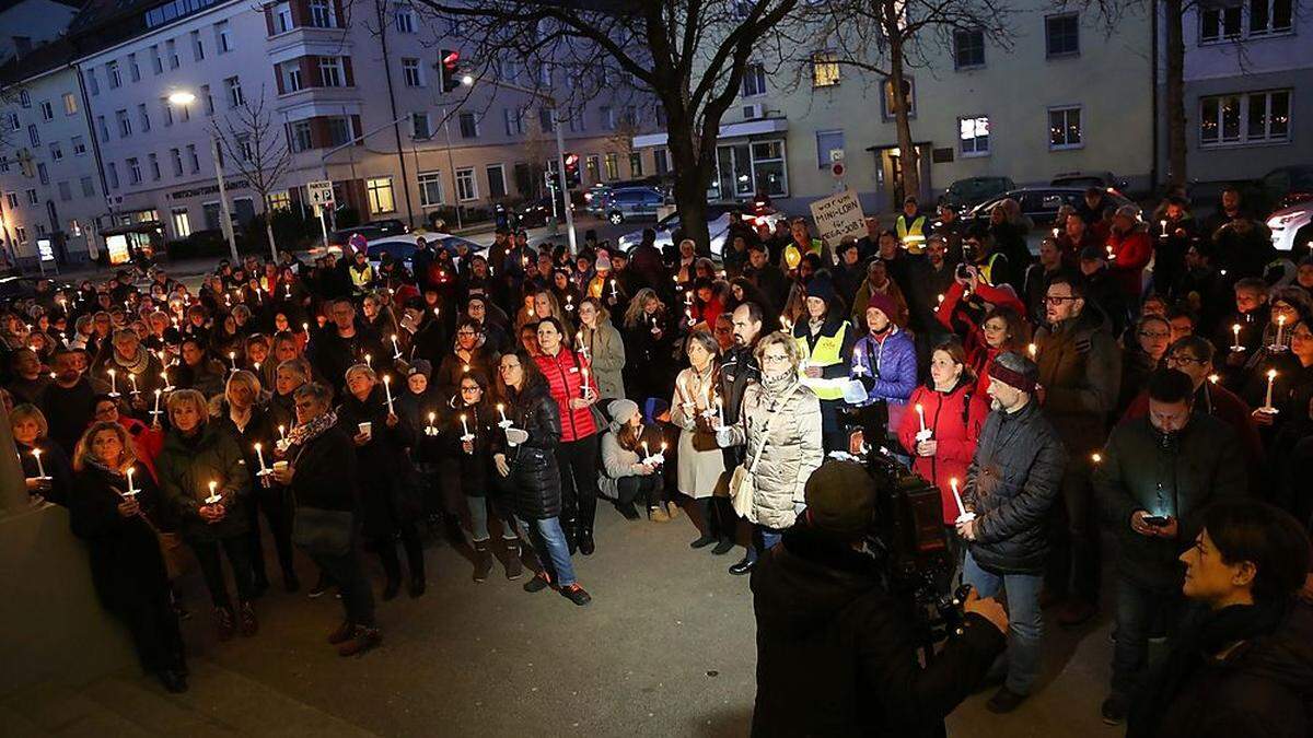 &quot;Lichtermeer&quot; protestierender beschäftigter der Sozialwirtschaft am 6. 2. vor der ÖGB-Zentrale in Klagenfurt 