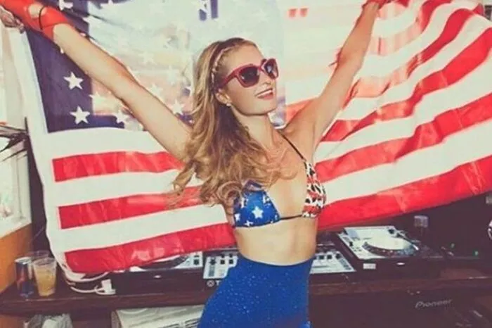 Flagge und Körper werden bei It-Girl Paris Hilton gleichermaßen gekonnt inszeniert...