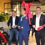 Bürgermeister Christoph Stark, Wolfgang Bauer und Gernot Kulmer durchtrennten das rote Band 