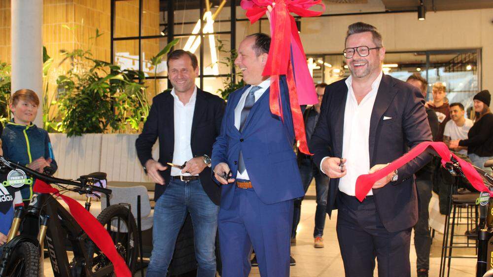 Bürgermeister Christoph Stark, Wolfgang Bauer und Gernot Kulmer durchtrennten das rote Band 