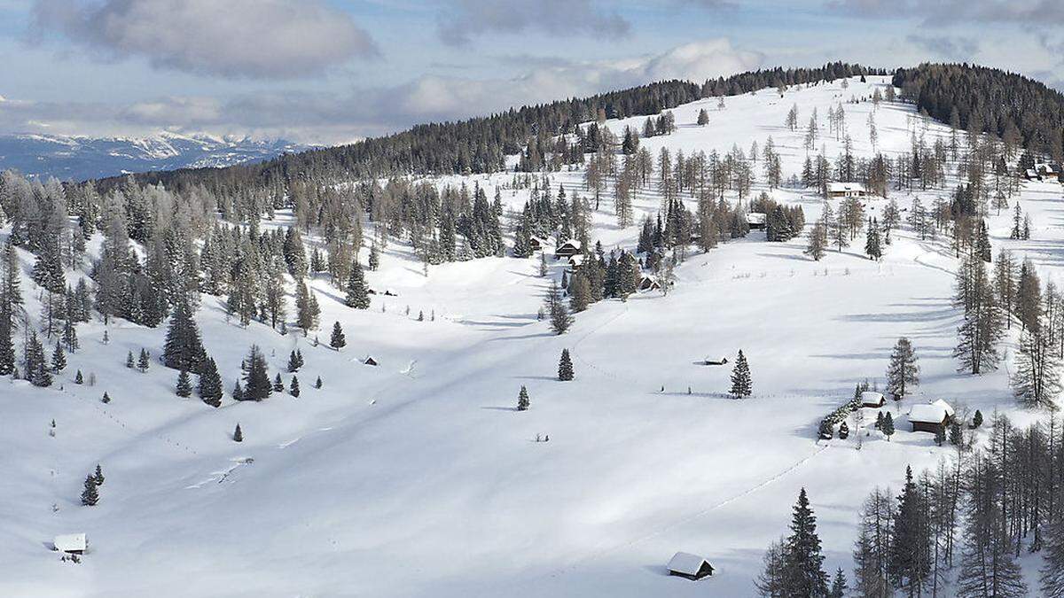 Romantisch und tief verschneit zeigt sich die Landschaft rund um die Neue Bonner-Hütte