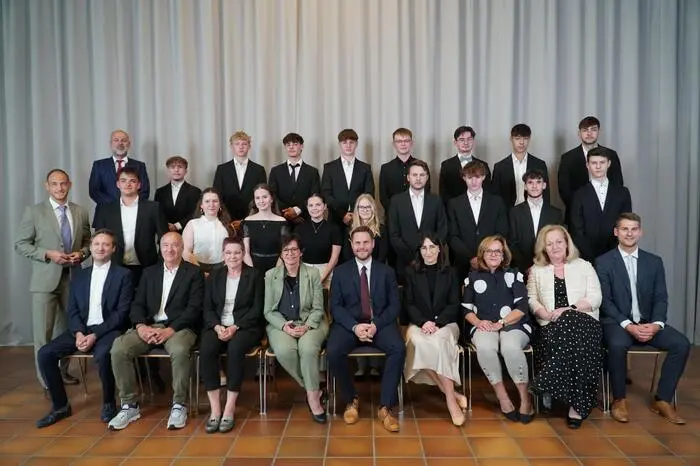 In der 5AKDB-Klasse der HAK Feldbach ist die Matura für folgende Maturantinnen und Maturanten erfolgreich über die Bühne gegangen: Gregor Christiner, Jonas Dunkel, Kevin Grain, Julian Hofstadler, Leon Hötzl, Viktor Gerrit Kaufmann, Mariella Katharina Klein, Fabian Vitali Lienhart, Laura Loidl, Florian Michael Neubauer, Kilian Posch, Florian Puffer, Jonas Sakotnik, Jakob Sever, Melanie Strobl, Jasmin Truber, Marc Wurzinger