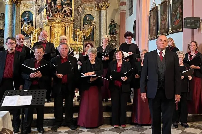 Als Solist wusste der gerngesehene „Gast“ des Chores, Bariton David Mc Shane (rechts), einmal mehr mit seiner brillanten Stimme und seinem Charme das Publikum zu lebhaftem Beifall zu animieren.