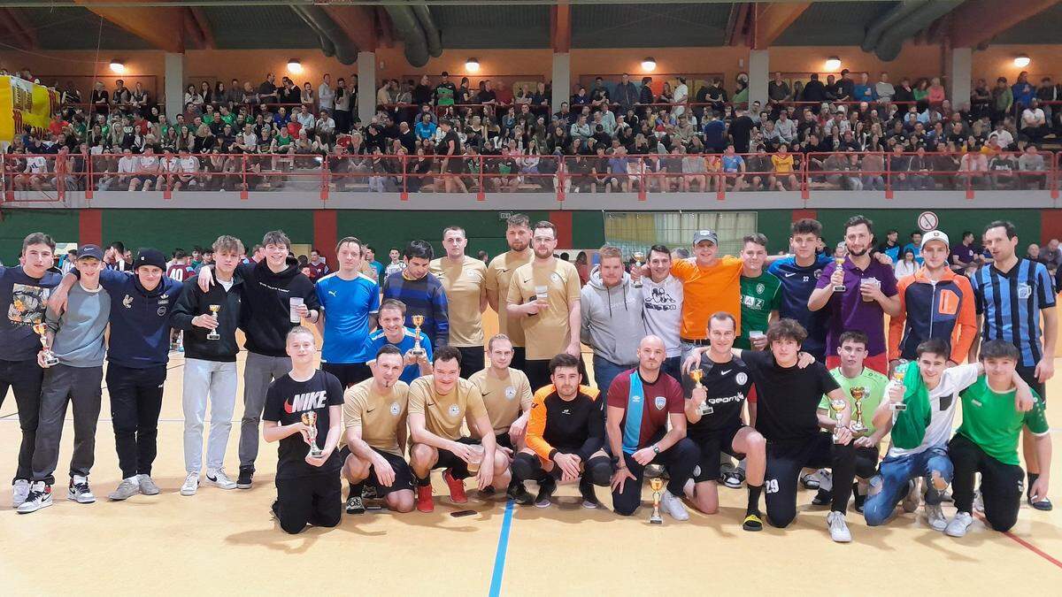 Volle Tribünen und begeisterte Hallenfußballkicker sind alljährlich beim Stammtisch Sperl-Turnier in der WM-Halle garantiert