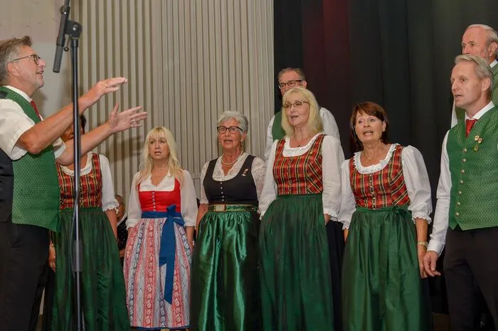 Am Abend des zweiten Tages präsentierten sich die teilnehmenden Chöre in der artBOX in Frantschach/St. Gertraud. Es traten das Doppelsextett Carinthia, Coro Canteuterpe, MGV Zirbenlandchor Obdach, Chorgemeinschaft Schriesheim/Dudenhofen, MGV und Frauenchor St. Margarethen und Coro Sant Ignazio auf. Die Kärntner Kirchtagsmusi umrahmte das Programm in ihrer fulminanten Art. Andrea Lukasser moderierte und dolmetschte alle Veranstaltungen des Singens in den Bergen in brillanter und humorvoller Weise. 