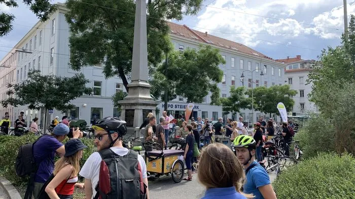 Rund 200 Radaktivisten haben am Mittwoch am Joanneumring für einen Radweg demonstriert. Sie fordern, dass die Stadt bei der Verkehrswende einen Gang raufschaltet. Klicken Sie sich durch die Fotos.