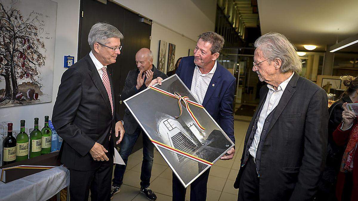 Noch gut gestimmt: Peter Handke mit Bürgermeister Josef Müller, Landeshauptmann Peter Kaiser und ValentinHauser (im Hintergrund)