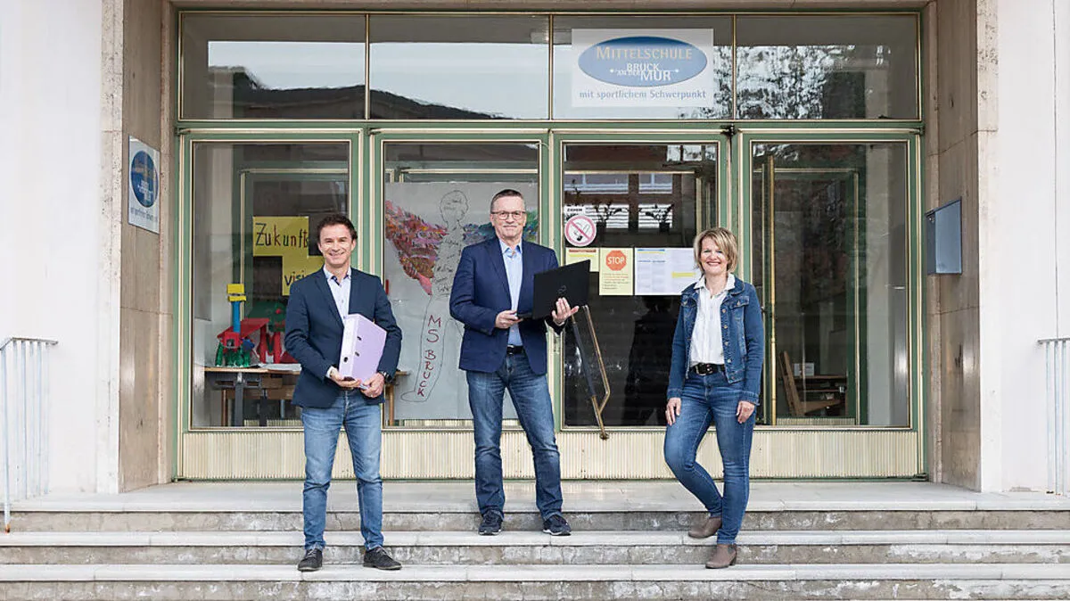 Fachbereichsleiter für Kultur, Jugend und Bildung Werner Reinprecht, Direktor Karl Moser (Mittelschule Bruck) und 1. Vizebürgermeisterin Andrea Winkelmeier (vlnr) freuen sich über das kürzlich beschlossene Maßnahmenpaket zur Digitalisierung der Brucker Pflichtschulen