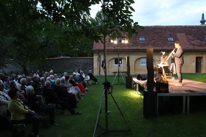 An die 100 Besucher genossen das Ambiente im Kapuzinerpark verbunden mit den besonderen Musikklängen.