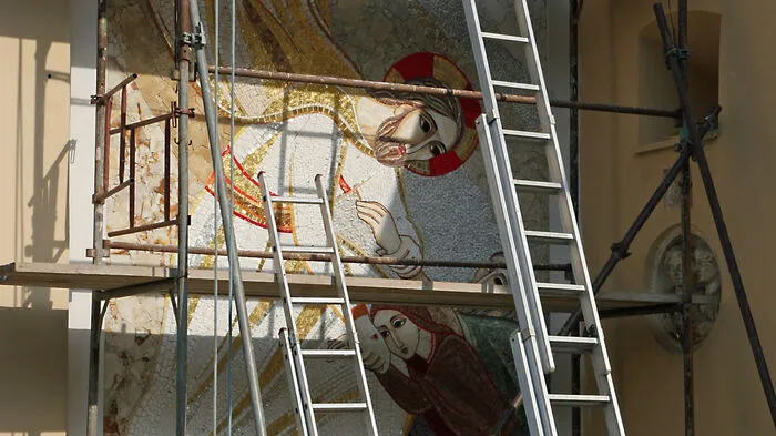 Das große Mosaik an der Ostfassade der Pfarrkirche ist fünfeinhalb Meter hoch.