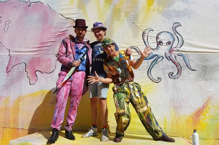 Die Hauptdarsteller mit Lukas Wachernig (Mitte).