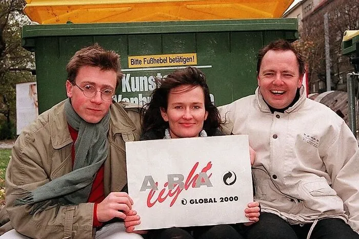 Erste politische Sporen verdiente sich Glawischnig nach ihrem Jus-Studium in den 90er Jahren im Einsatz gegen die sogenannte "Ennsnahe Trasse" in der Steiermark und bei "Global 2000".