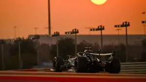 George Russell mit offenem Heckflügel