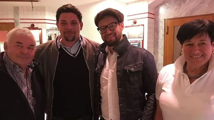 Mälzer, Robert Buchberger (2. v. r.) und seine Eltern Robert und Maria