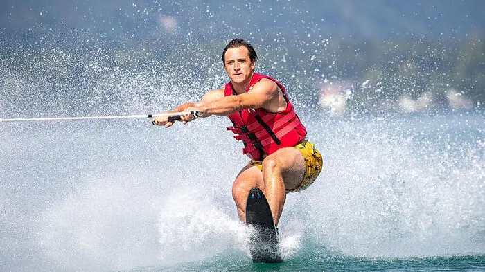 Doppel-Olympiasieger Matthias Mayer beim Wellenreiten