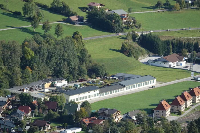 Im vorderen Teil der Halle sind einige Unternehmen eingemietet. Der östlichste Teil stand bisher leer.
