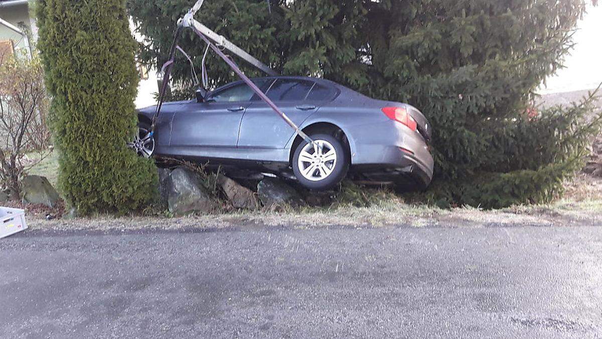 Die Feuerwehren Dietersdorf und Mureck hoben das Auto mit dem Kran zurück auf die Straße