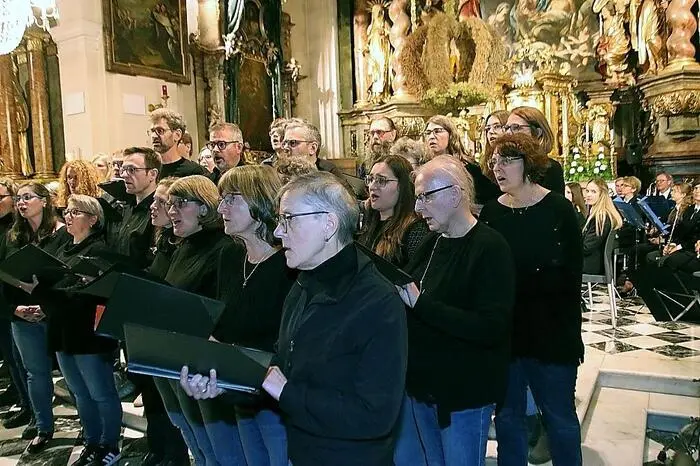 Die Musikerinnen und Musiker unter Kapellmeister Matthias Bistan liefen zur Höchstform auf, ebenso begeisterte der Chor.