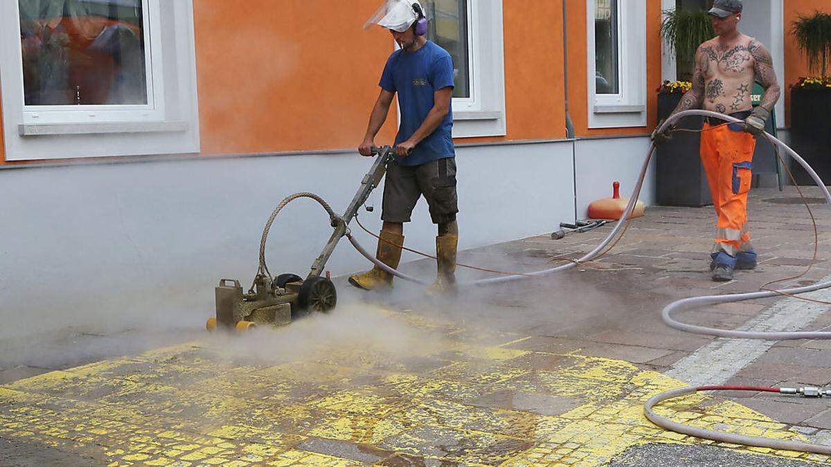 Mit Wasserdampf im gegen das Grellgelb im Einsatz