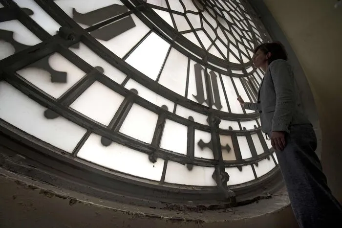 Big Ben ist der Name für die größte von fünf Glocken in dem 96 Meter hohen Elizabeth Tower. Sie schlägt stündlich, die kleineren im Viertelstundentakt. Im Volksmund wird der ganze Turm als Big Ben bezeichnet.