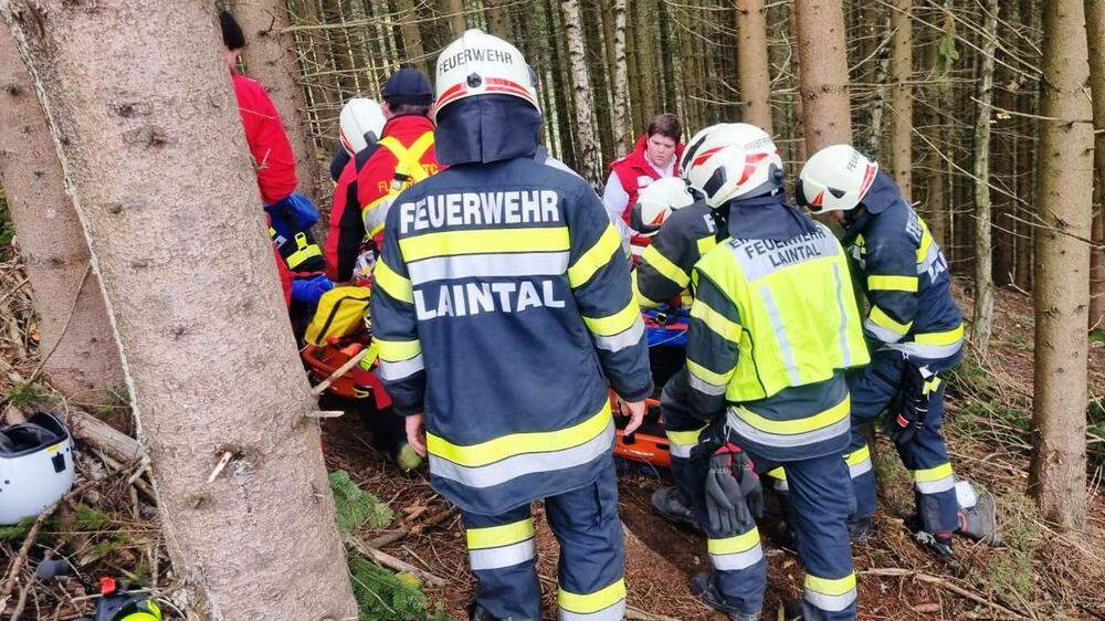 Einen Einsatz im steilen Gelände hatten die Einsatzkräfte im Trofaiacher Laintal, nachdem ein 40-Jähriger von einem Baumstamm überrollt worden war