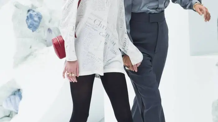 Wenn es eine kann, dann wohl Lila Grace Moss, die Tochter eines der letzten Topmodels im Business: Kate Moss (47). Von Miu Miu bis Marc Jacobs, von der Anzeigenkampagne bis zum Laufsteg, die 18-Jährige ist gut im Geschäft. Im Dezember war die Tochter des Verlegers Jefferson Hack am Cover der italienischen Vogue, aktuell ist sie das Kampagnengesicht für die erste Couture Collection von Kim Jones (Dior Homme) für Fendi.