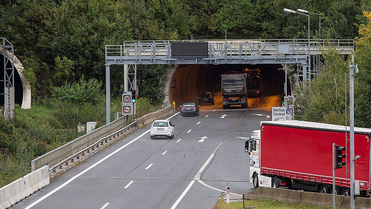 Vor diesem Tunnelportal kam es zum Auffahrunfall