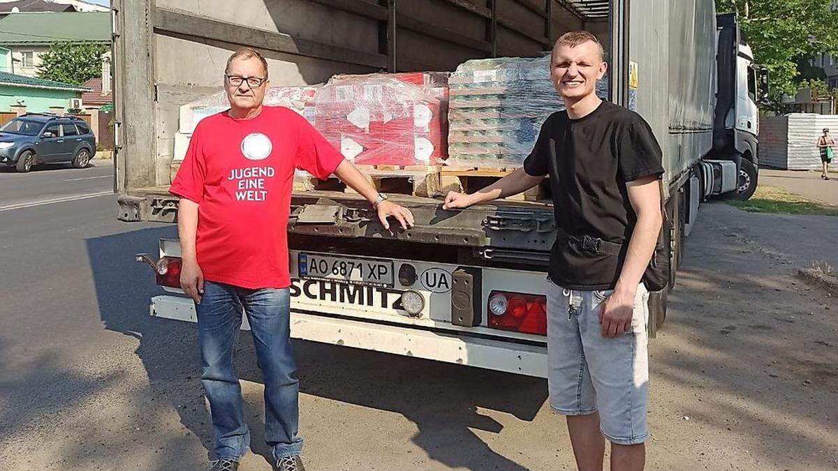 Wolfgang Wedan (links) in Odessa mit einem Hilfstransport für das örtliche Kinderkrankenhaus