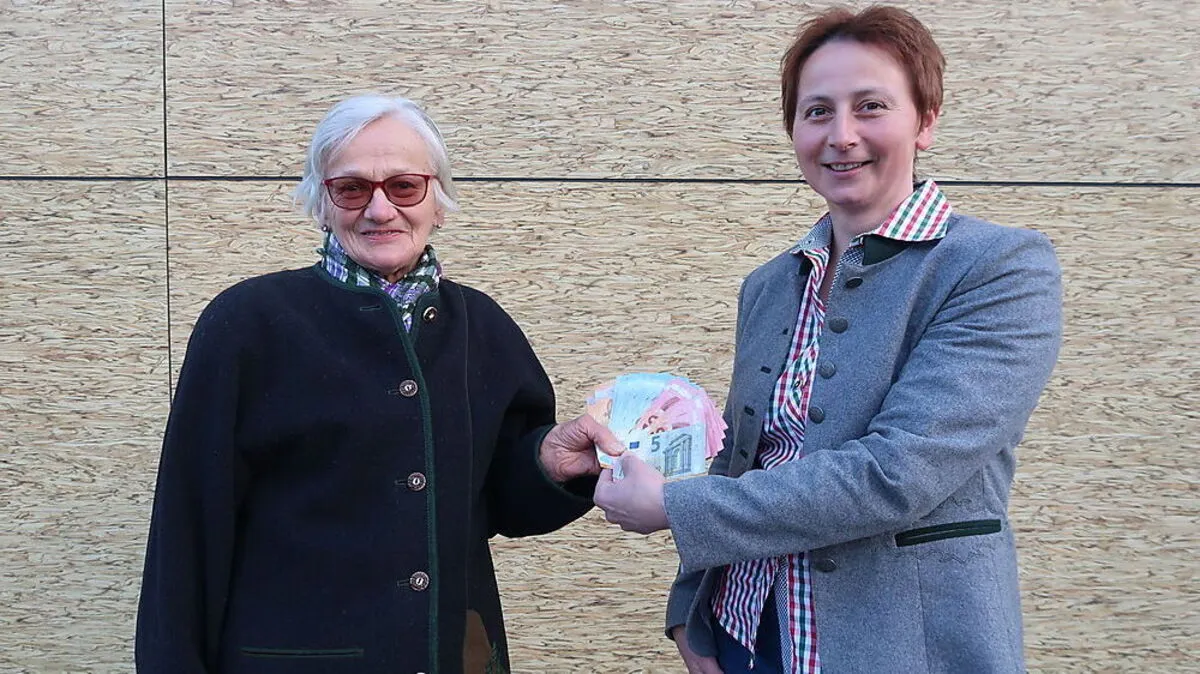 Elisabeth Tschuschnigg und Petra Erndl mit der Spende