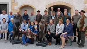 Nach der Wien-Fahrt wurde die Bären-Delegation in Geistthal vor dem Buchhaus begrüßt