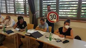 SPÖ-Vizebürgermeister Werner Jogl (stehend) spendete der Gemeinde eine 30er-Tafel. Bürgermeisterin Christine Siegel war mäßig begeistert (2.v.l.)