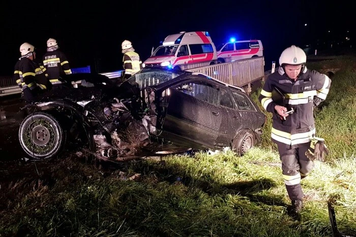 Das Fahrzeug raste in ein Brückengeländer.