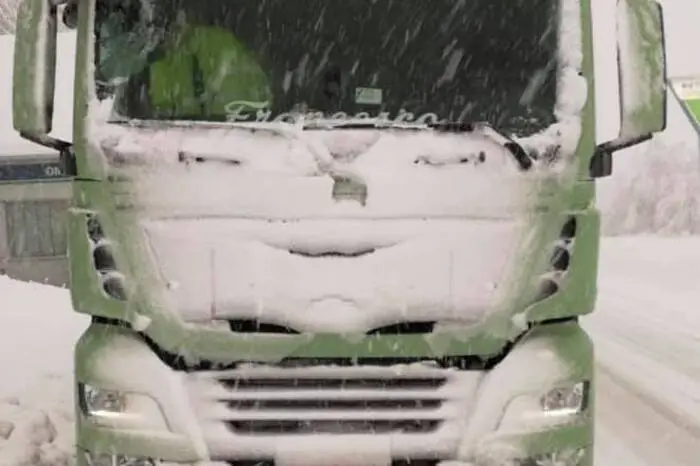 Die Fahrzeuge sind mit Schnee überzogen, wie uns Facebook-Freunde unserer Seite "Kleine Zeitung Murtal" zeigen.