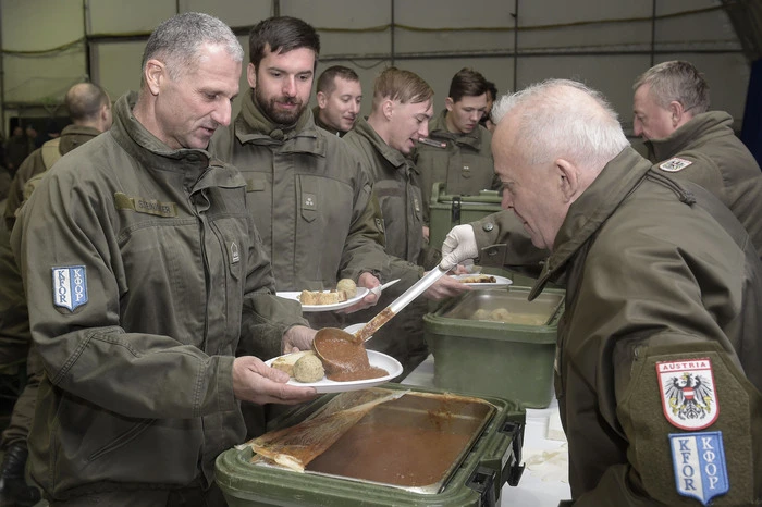 Auch für den vollen Magen war gesorgt: Es gab Gulasch und Schweinsbraten.