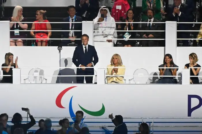 Frankreichs Präsident Emmanuel Macron erklärte die Weltspiele für Sportlerinnen und Sportler mit Beeinträchtigung vor eindrucksvoller Kulisse auf dem Place de la Concorde um 22:37 Uhr für eröffnet. 