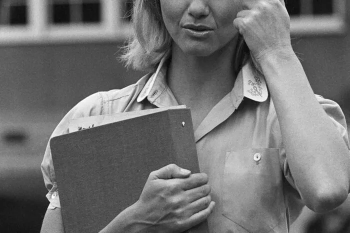 Als blond gelockte Sandy verdrehte sie 1978 John Travolta in der Rolle des rebellischen Danny - mit Schmalzlocke und Koteletten - den Kopf. Bild: Olivia Newton-John in "Grease" 1977