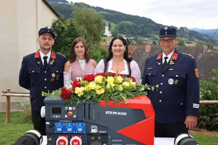 von  links: Kommandant -Stellvertreter Michael Riffel, Cornelia Zarfl, Christina Baumgartner und Kommandant Andreas Baumgartner