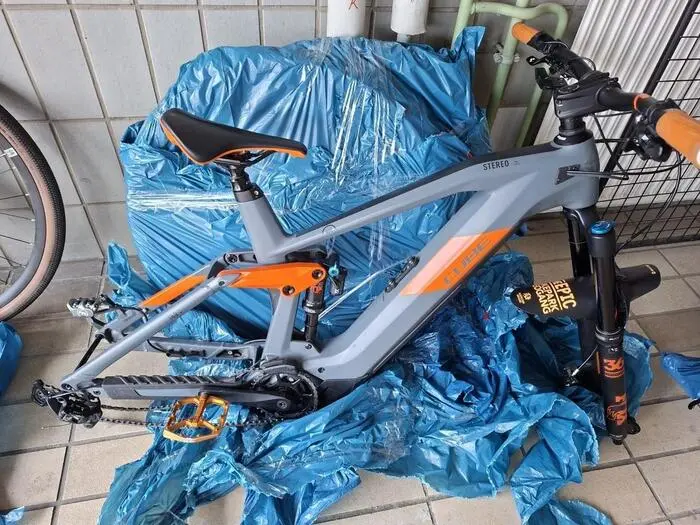 Beschreibung der Polizei: Fahrrad 1: E-Mountainbike der Marke CUBE, Modell Stereo, mit einem vorderen Kotflügel und der Aufschrift „THE EPIC BIKEPARK LEOGANG“. Kennzeichnung: WOW 27039 LY MR.