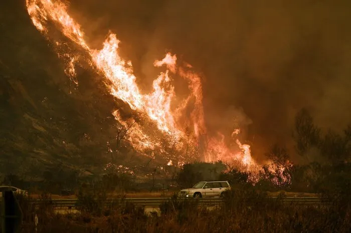 Heftige Winde mit Geschwindigkeiten von bis zu 80 km/h fachten die Flammen an, die auf die Stadt Ventura im Süden des US-Bundesstaats vorrückten.
