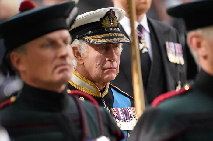 Während des Trauergottesdienstes war es dann auch um den Monarchen geschehen. 