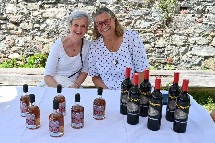 Auch Gin und Wein wurde verkauft, die Privatstiftung der Kärntner Sparkasse spendete außerdem 100.000 Euro für die Renovierung des Stadtgrabens.