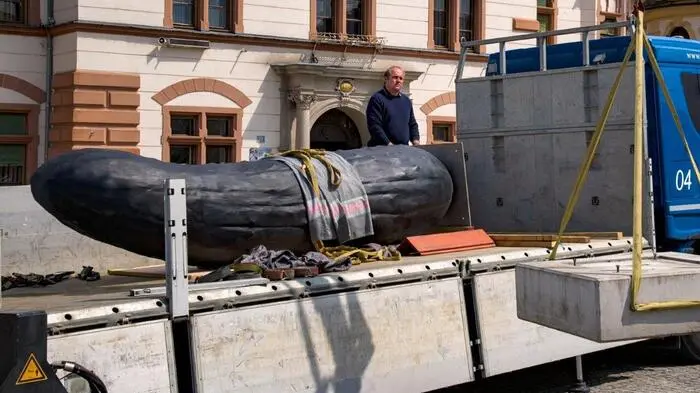 Mit 4,15 Meter Höhe ist die Bronzeskulptur das dominierende Kunstwerk in Wurms Gurkenfamilie, sehen Sie dessen Installation am Hauptplatz