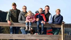 Die Altbauern Hans und Dorli, die Hofübernehmer Andrea und Johannes und die Enkelkinder Anja und Jonas