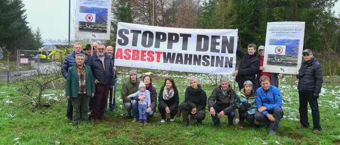 „Stoppt den Asbestwahnsinn“ war ein Slogan der Bürgerinitiative. Stehend rechts neben dem großen Plakat: Obmann Alexander Stöhr