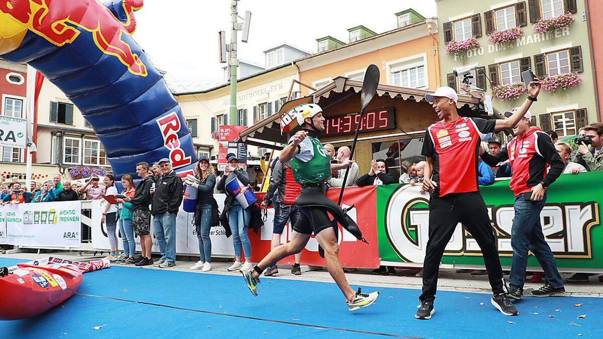 Die Gewinner: Lukas Kurbican vom ´Team Kolland Topsport Professional´ paddelte einen beeindruckenden Sieg ins Ziel