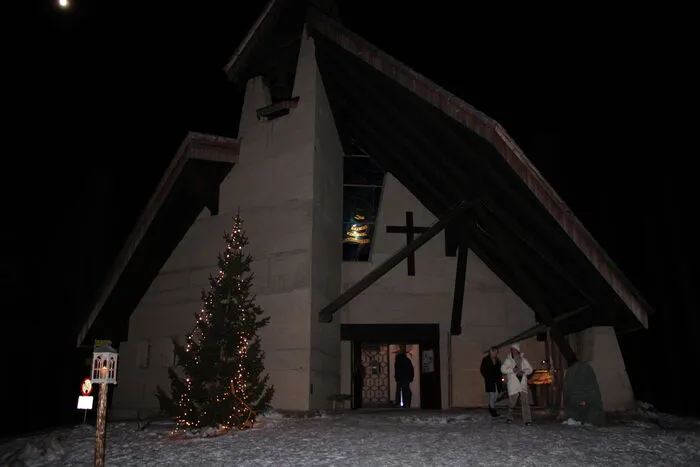 Die Kirche bei der Bergstation wurde von vielen Gästen besucht.